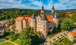Schloss-Bertholdsburg-Schleusingen_seitliche-Ansicht_Robert-Fehringer-scaled